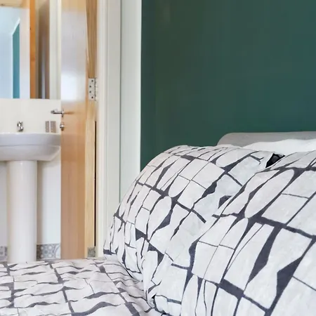 Stylish City Centre 2 Bedroom Apartment With Belfast Cityscape View Exterior photo