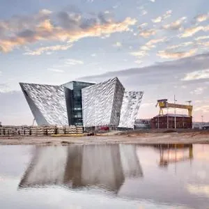 Stylish City Centre 2 Bedroom Apartment With Belfast Cityscape View Exterior photo
