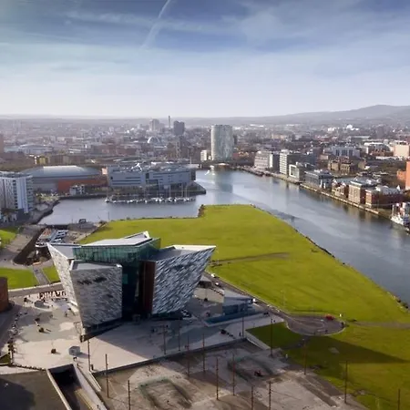 Stylish City Centre 2 Bedroom Apartment With Belfast Cityscape View Exterior photo