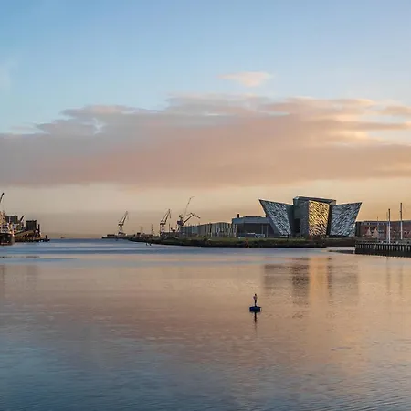 Stylish City Centre 2 Bedroom Apartment With Belfast Cityscape View Exterior photo