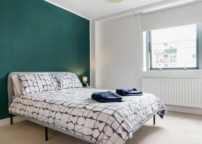 Stylish City Centre 2 Bedroom Apartment With Belfast Cityscape View