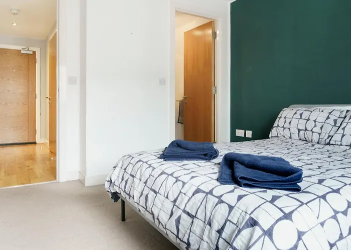 Stylish City Centre 2 Bedroom Apartment With Belfast Cityscape View