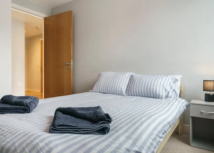 Stylish City Centre 2 Bedroom Apartment With Belfast Cityscape View