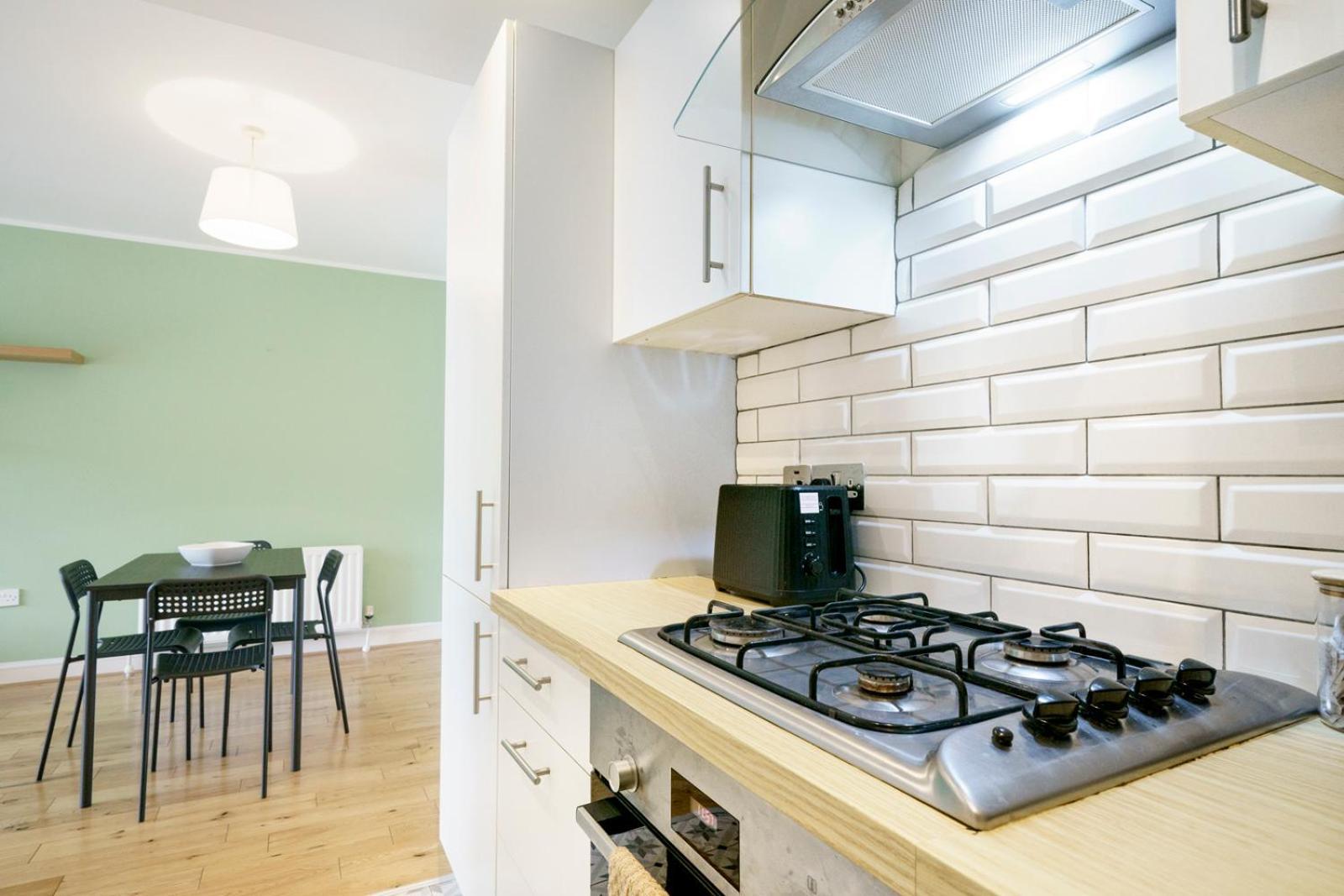 Stylish Centre 2 Bedroom With Cityscape View Apartment *